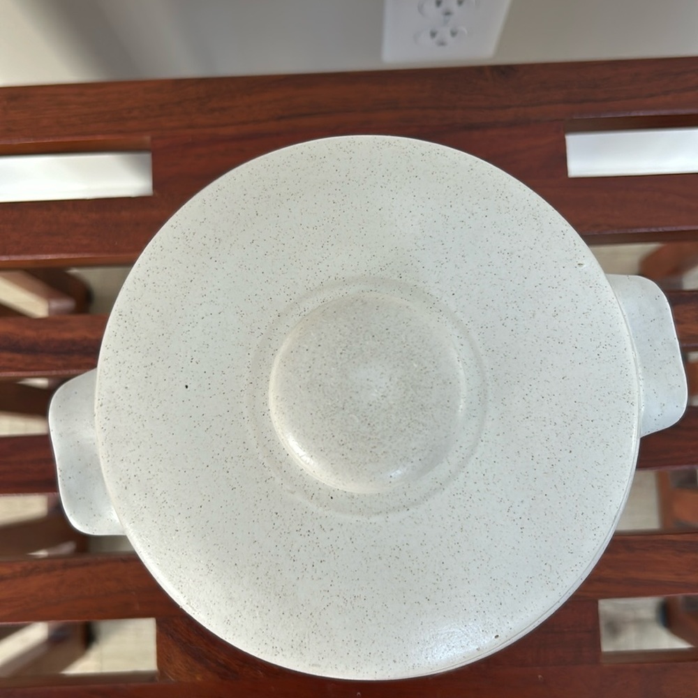 Vintage 1960’s West Bend “ Bean Pot “. Great condition. Tiny mark , chip on lid. - Picture 4 of 7